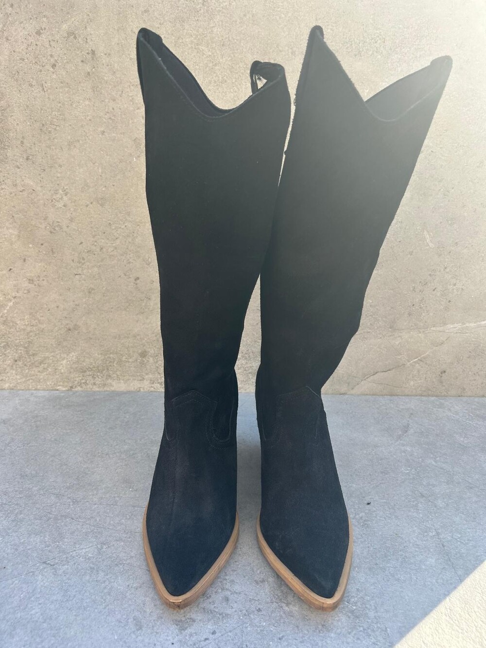 Brand new with tags VERO MODA black suede Western-style knee-high boots. Size 8 - Picture 4 of 6
